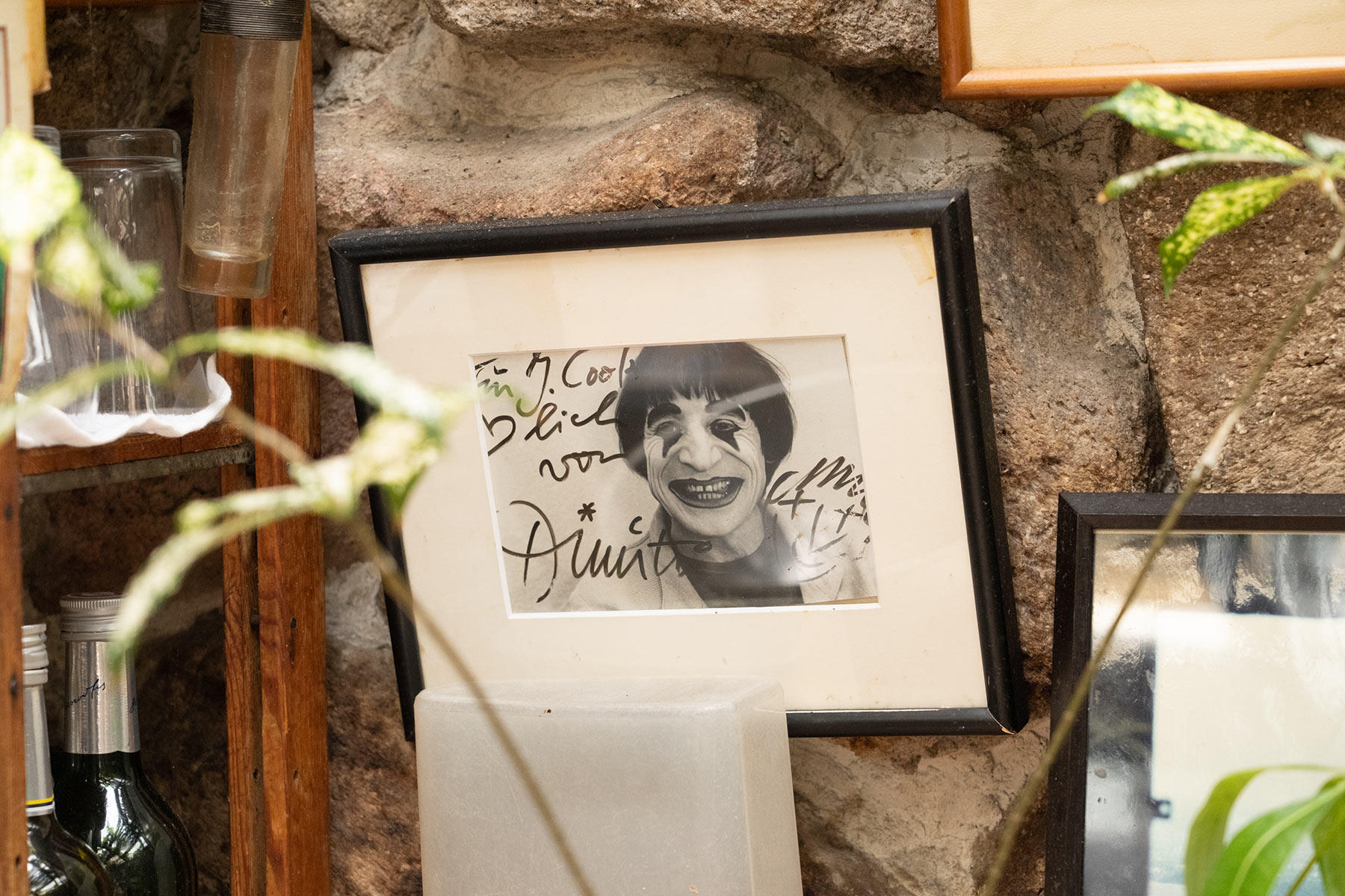 年秀さんはスイスでの研修時代、サーカスで道化師のディミトリを見た。その頃は自分が結婚して神宮前に店を持つことも、その店がオープンしてまもなく来日中のディミトリがやってくることも（そして目の前でサインをもらうことも）想像していなかった。