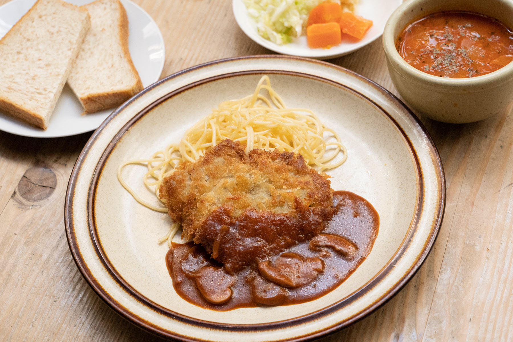 “日替わりランチ”1,000円より、ウィーン風カツレツ。パンかごはん、サラダ、それからスープもつく。