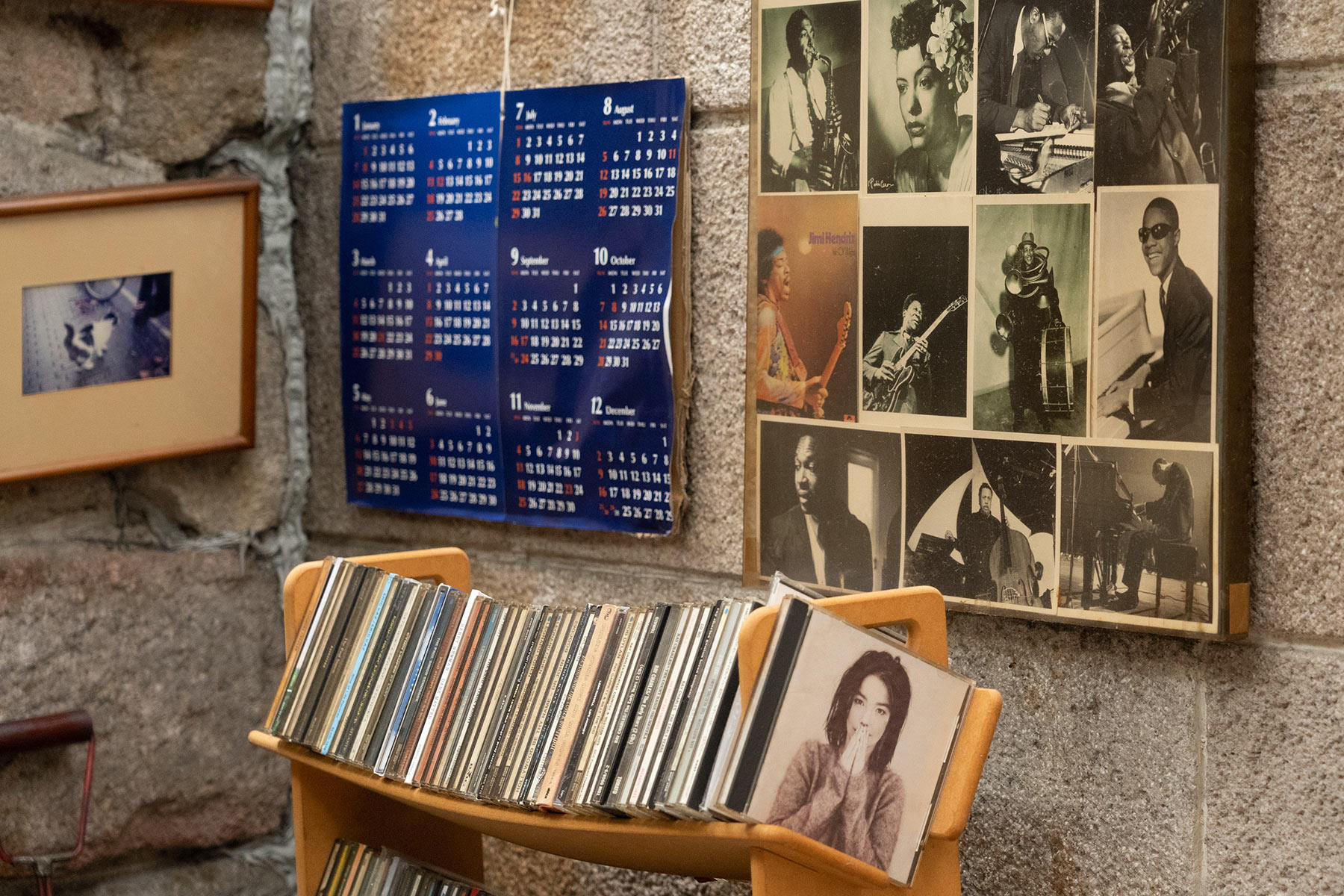 CDラックの端は常にビョーク、1993年リリースの「Debut」。前身のシュガーキューブス時代にその存在を知り、「動物が吠えるみたいな声を出すからびっくりした」と年秀さん。