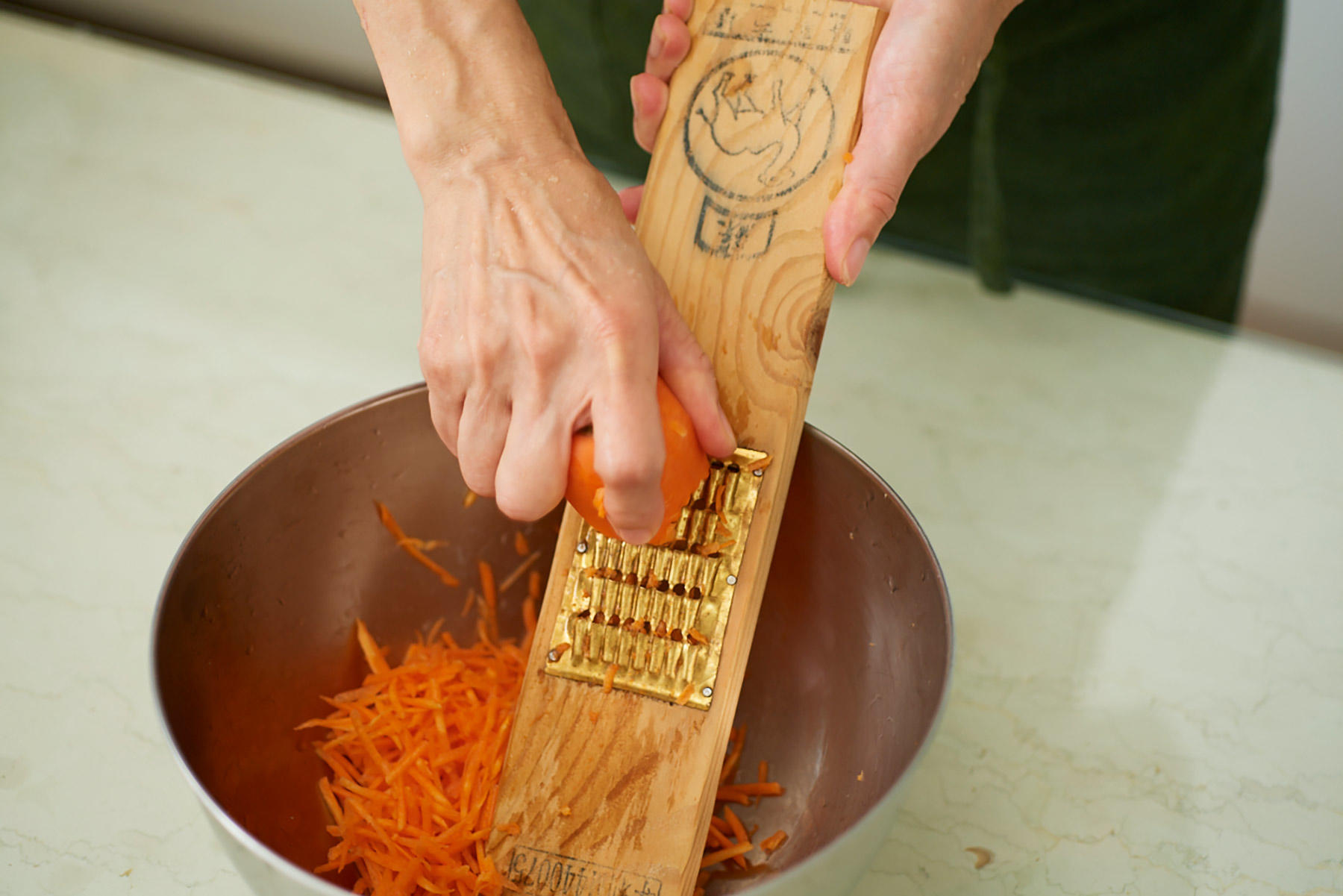 にんじんをせん切りにする