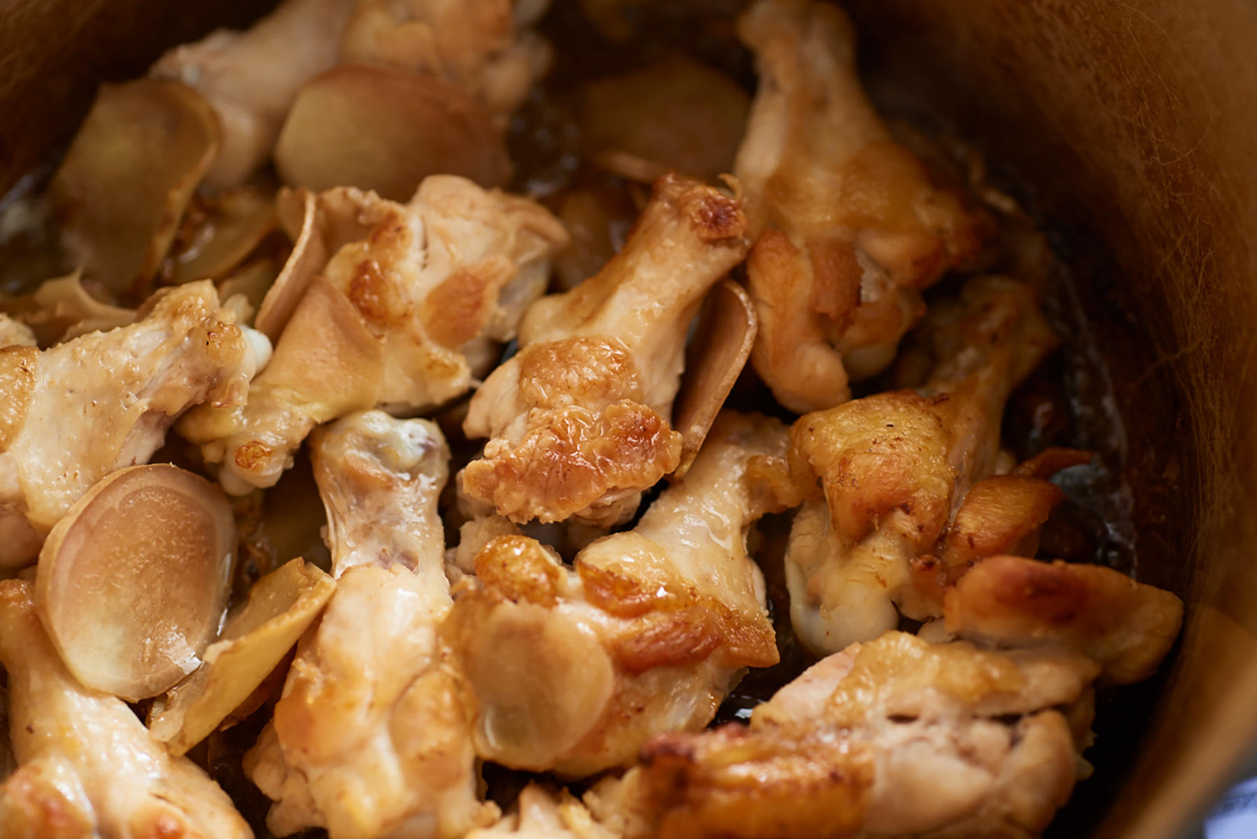 しっかり鶏肉に色がつくまで炒めるのがコツ