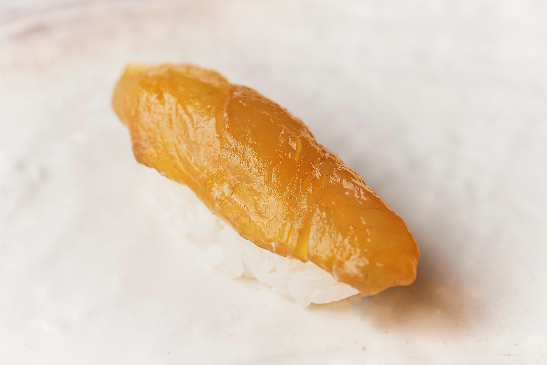 平目の漬け。三河湾では平目もよく揚がる。そのままでももちろん、漬けにしたり昆布〆にしたりもする。