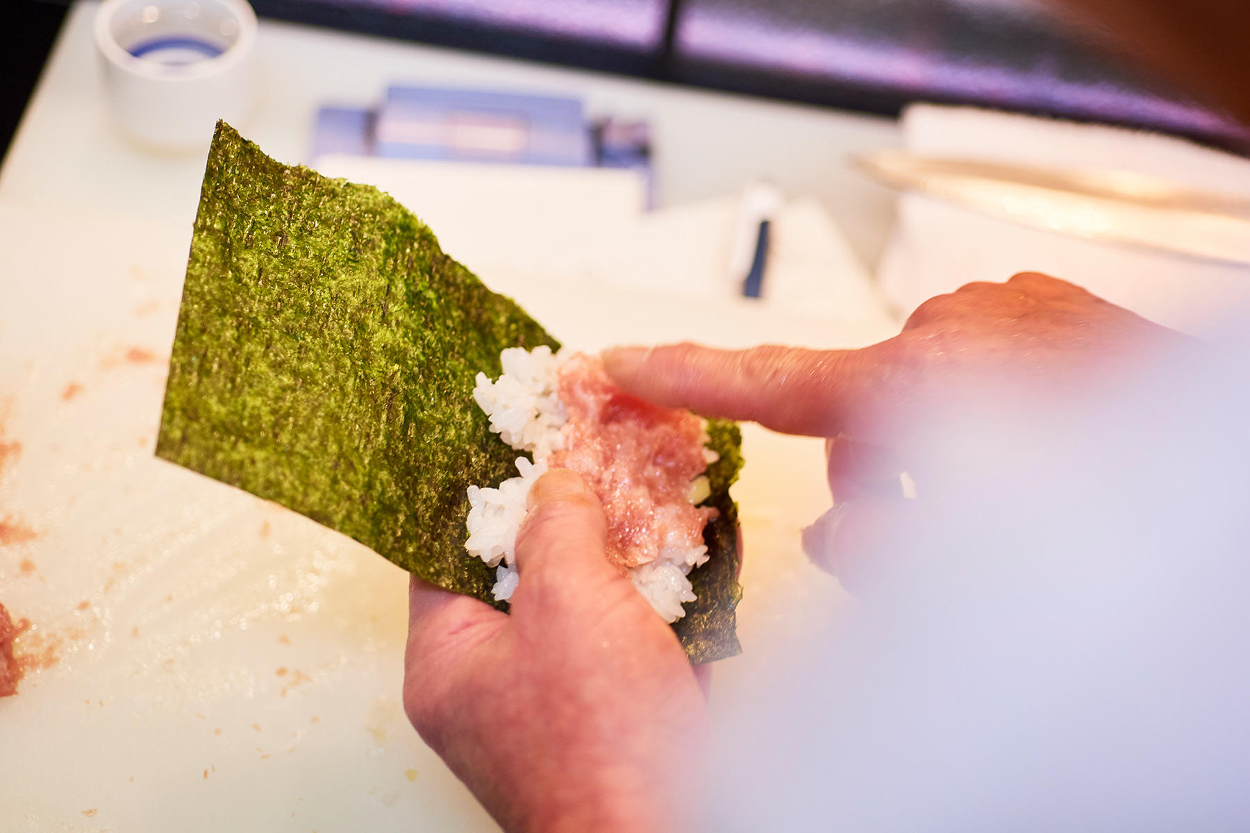 三河地区で初めてねぎとろ巻きを出したのが「艶歌鮨」だと言う。大将から手渡しで供される。