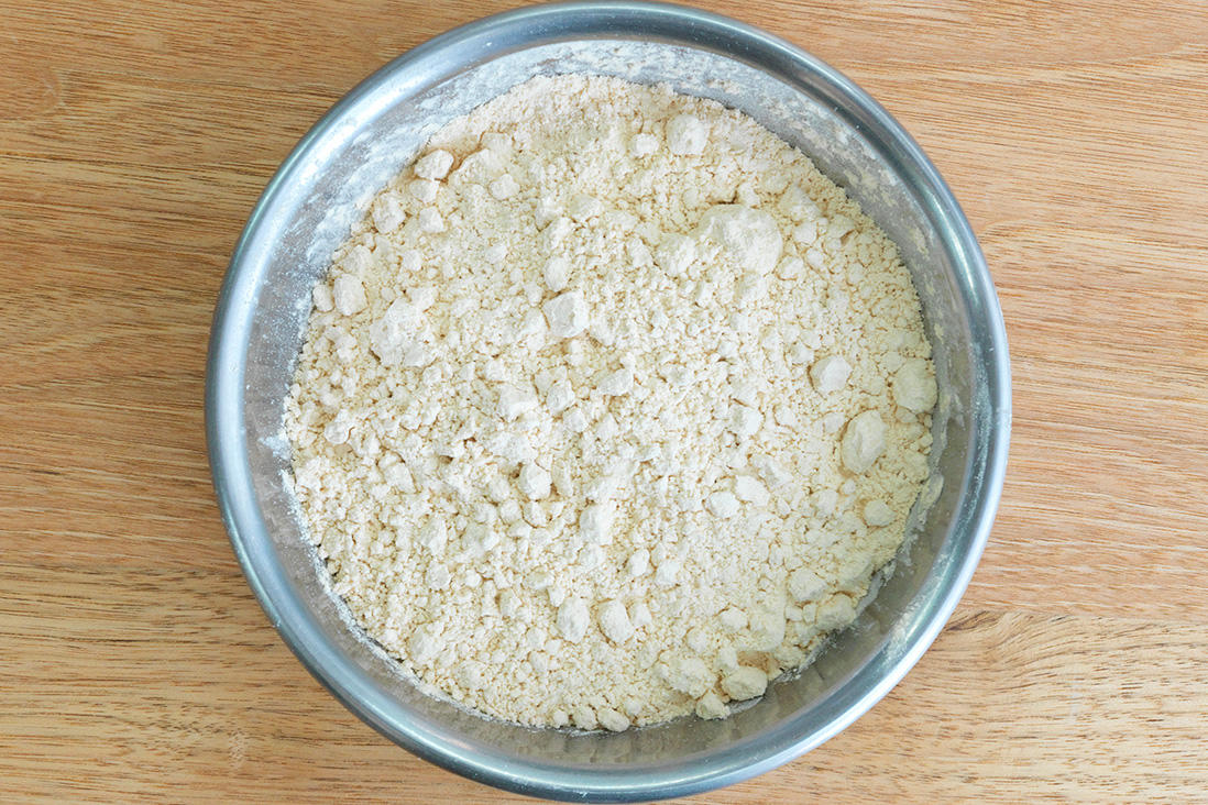 薄力粉は意外と焦げやすい。常にホイッパーで混ぜ続けることが大切。