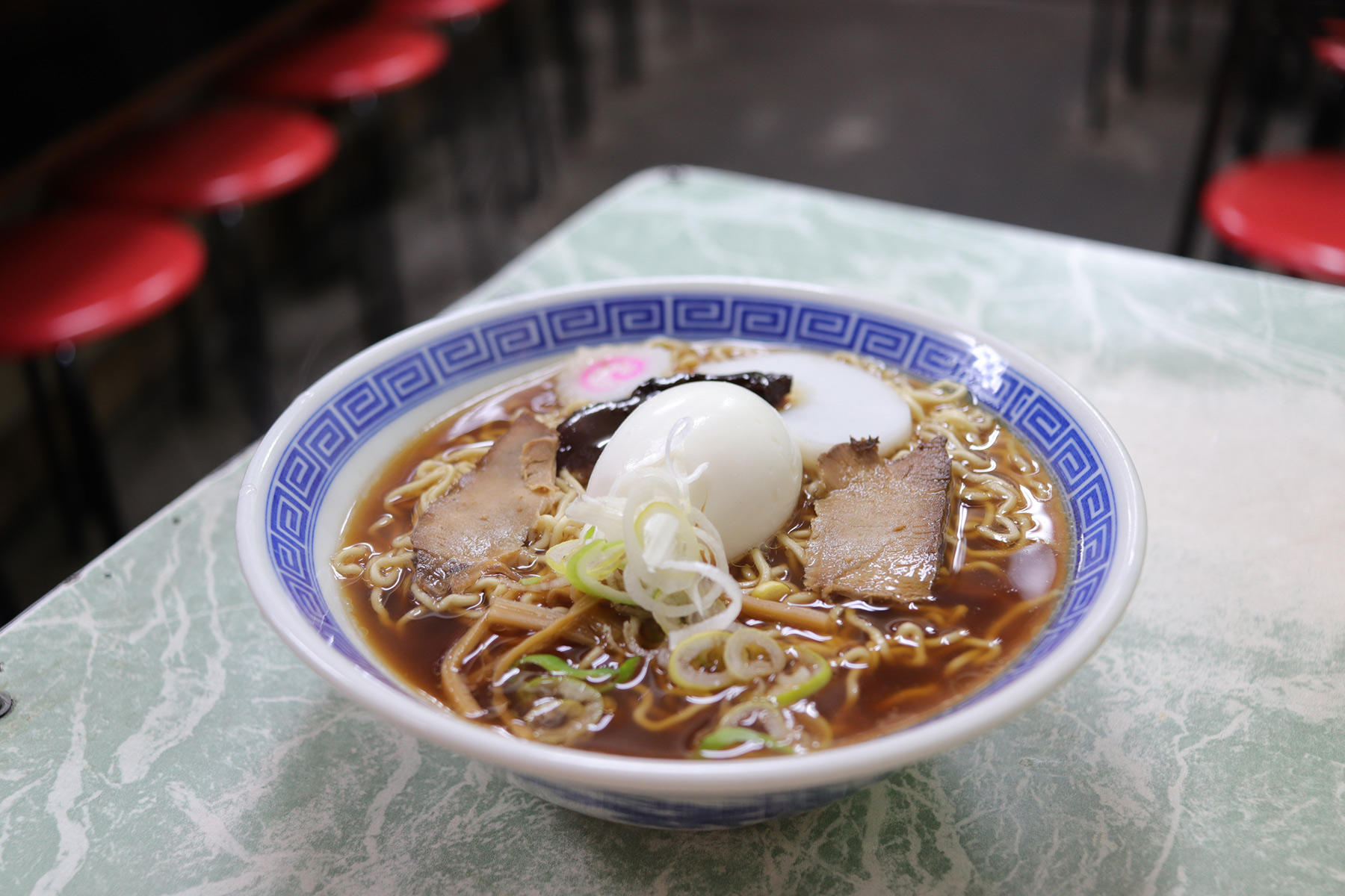 お店同様、昔のままの中華そば。店主お薦めの“五目ラーメン”630円。蕎麦屋だったという先代の名残か、戻した干し椎茸がのっている。