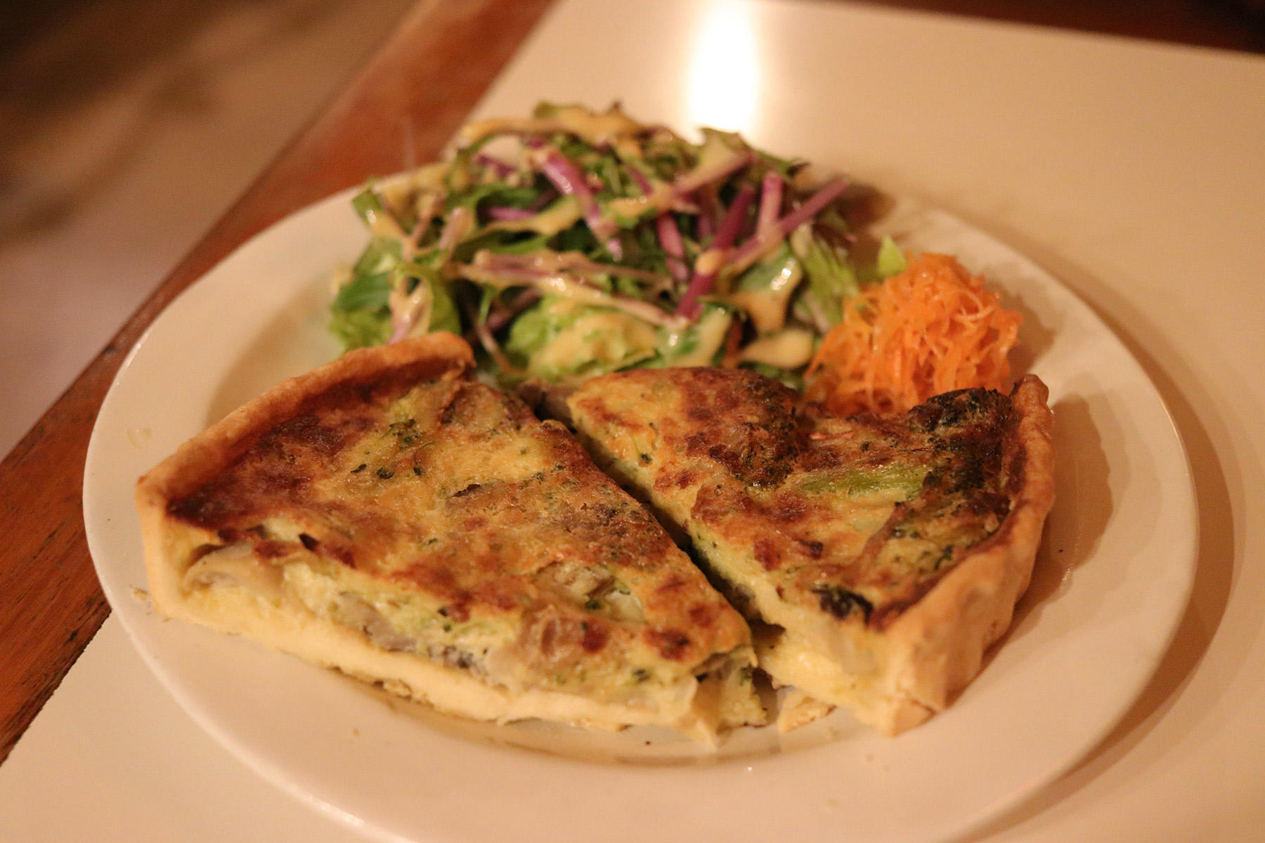 中華そばを食べたばかりなのに、つい注文した“きのことほうれん草のキッシュ”680円。