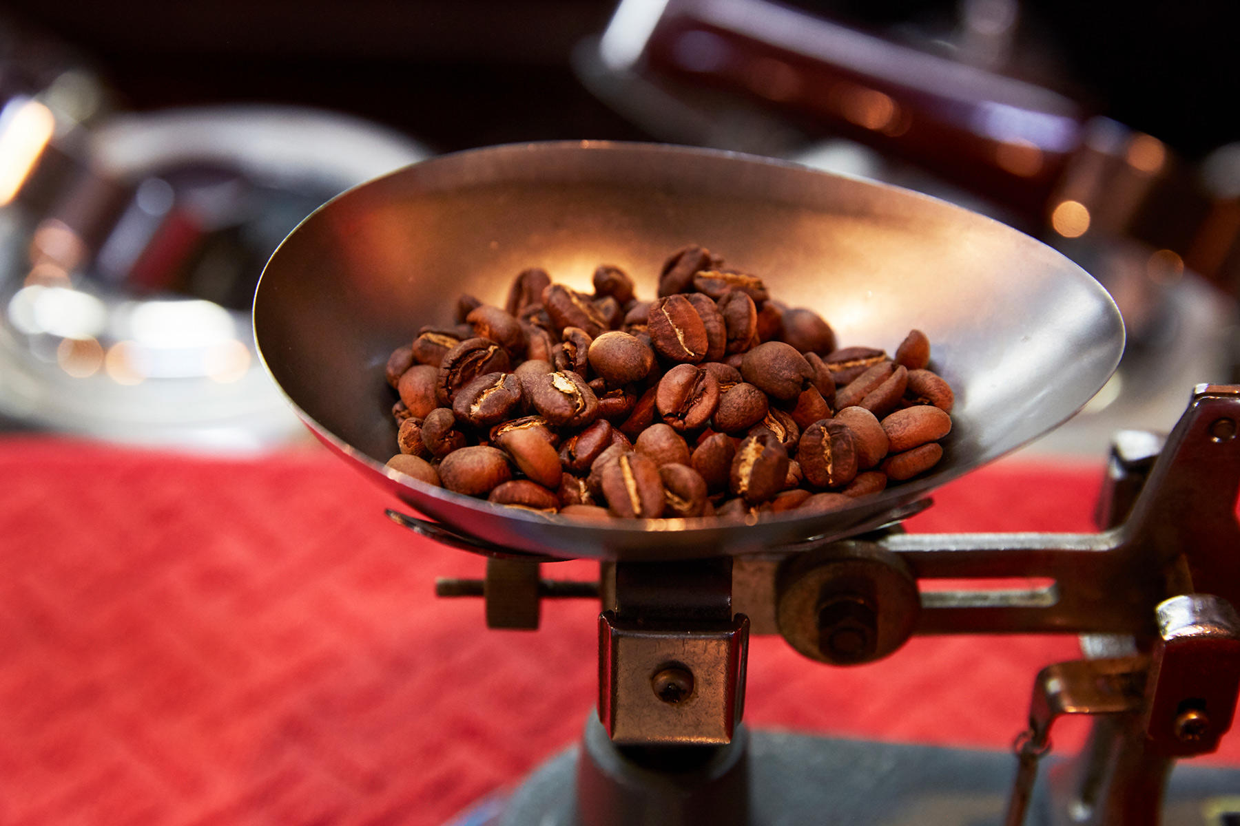 カウンターで豆を量る計量器を、田原さんはデジタルではなく、あえて昔ながらのものを探して使っている。