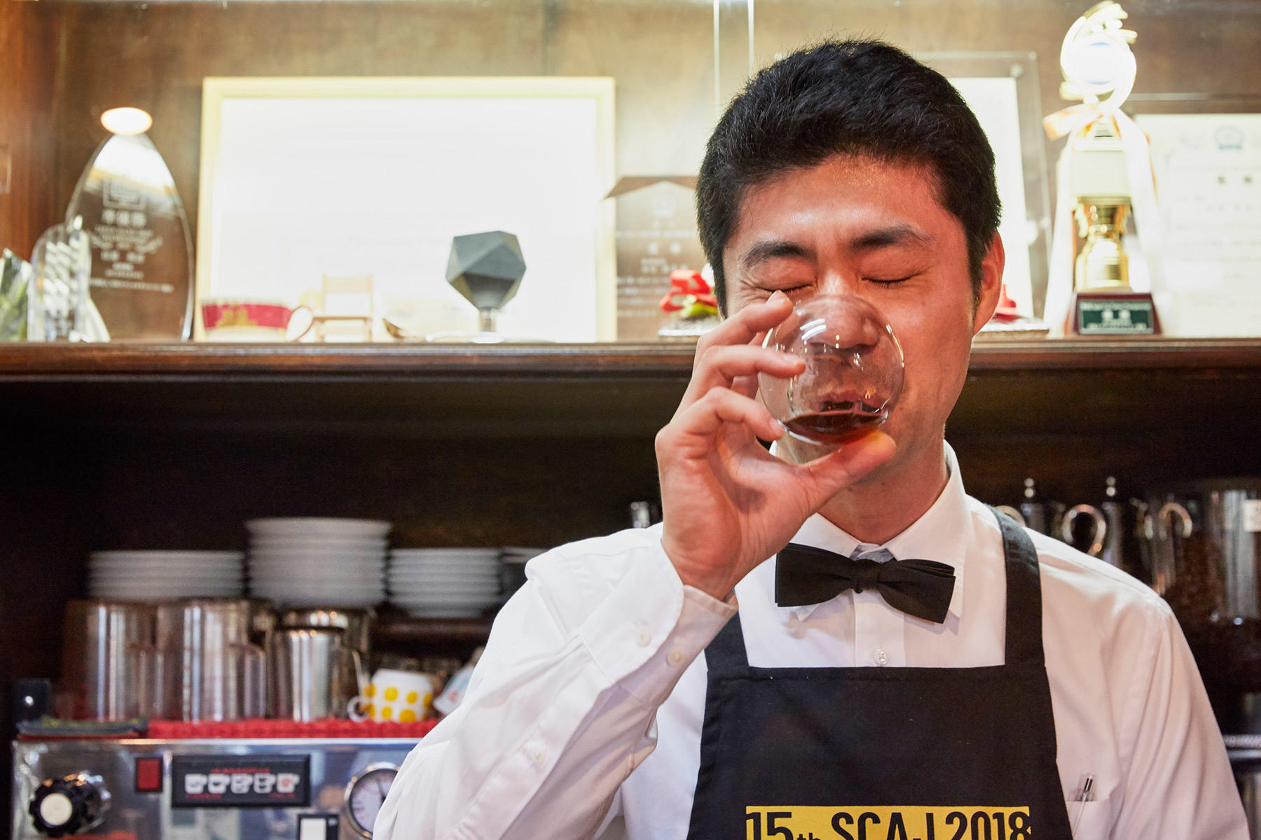 抽出した珈琲は必ずテイスティングをして、自身の焙煎を舌で確認する。その積み重ねが次の一杯へとつながる。