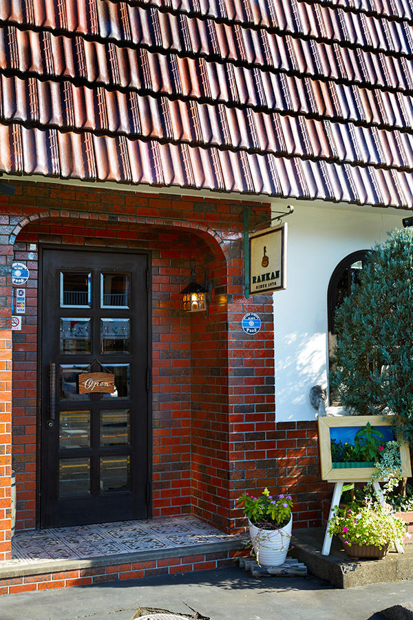 店の扉を開くと、ずらりと並ぶ焙煎豆の瓶が迎えてくれる。