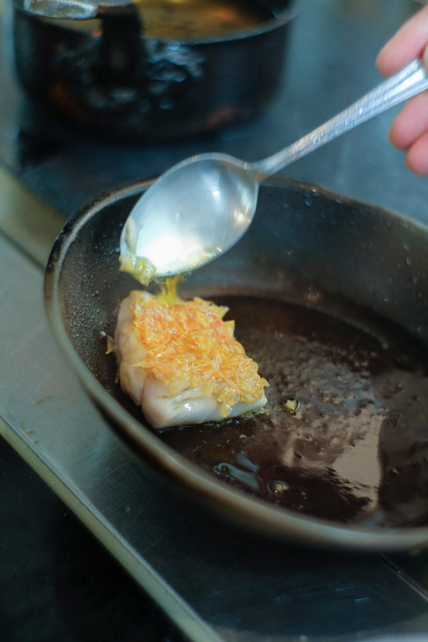 テクスチャーの妙を活かすため、金目鯛は鱗をつけたままポアレする。