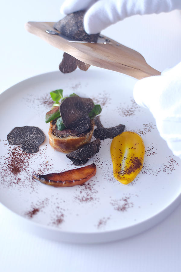 黒トリュフは目の前でたっぷりと刻まれて、供される。