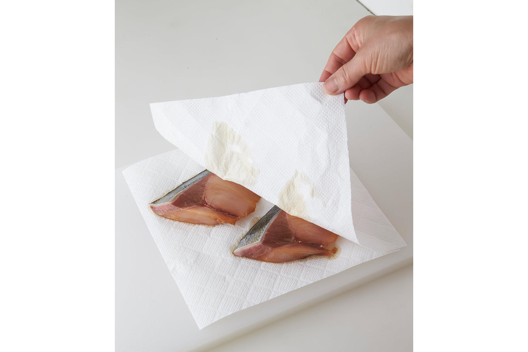 下味の汁気を拭き取る