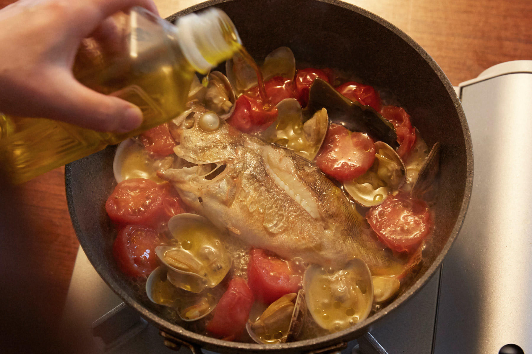 乳化させてソースを仕上げる