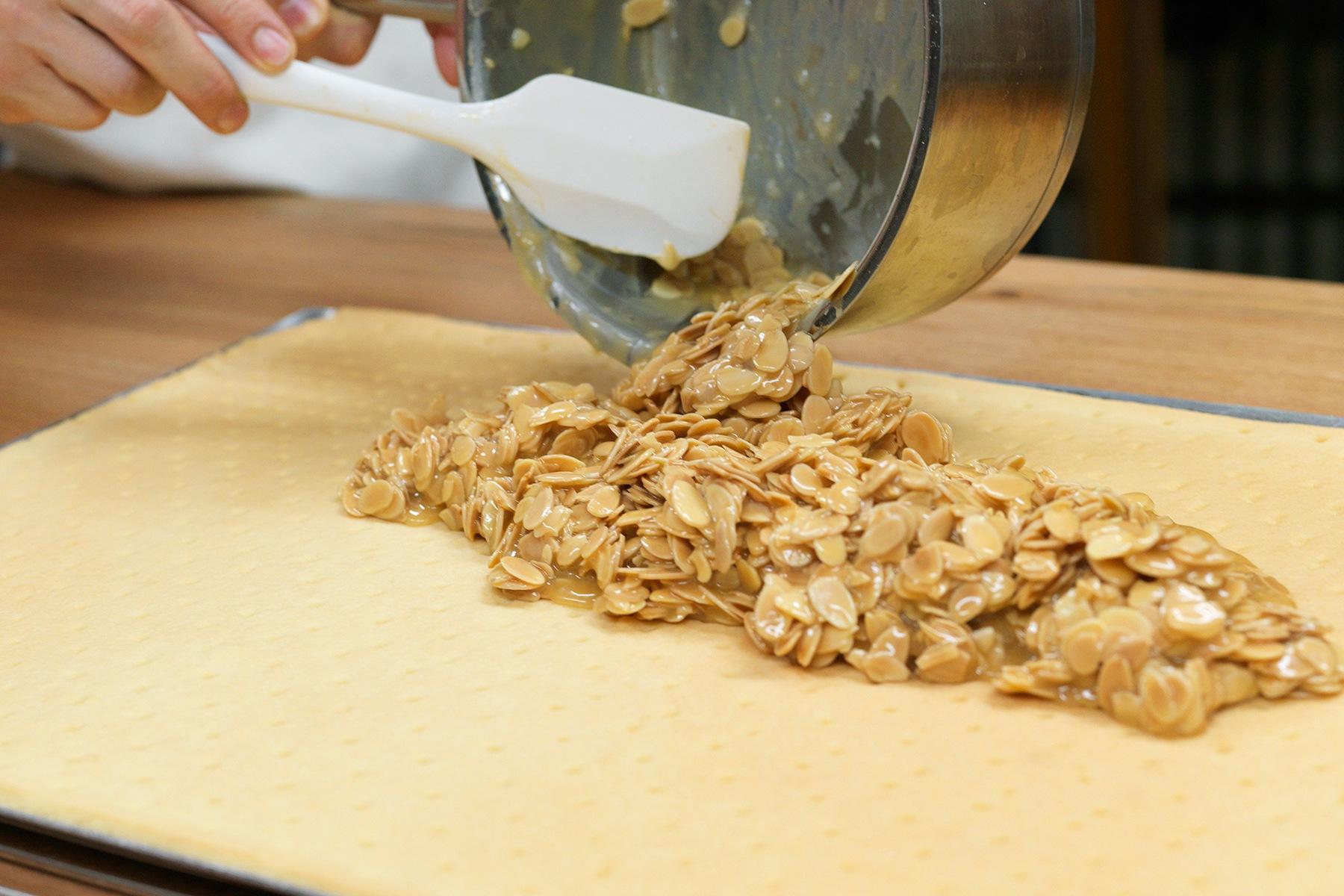 アーモンドキャラメルを伸ばす