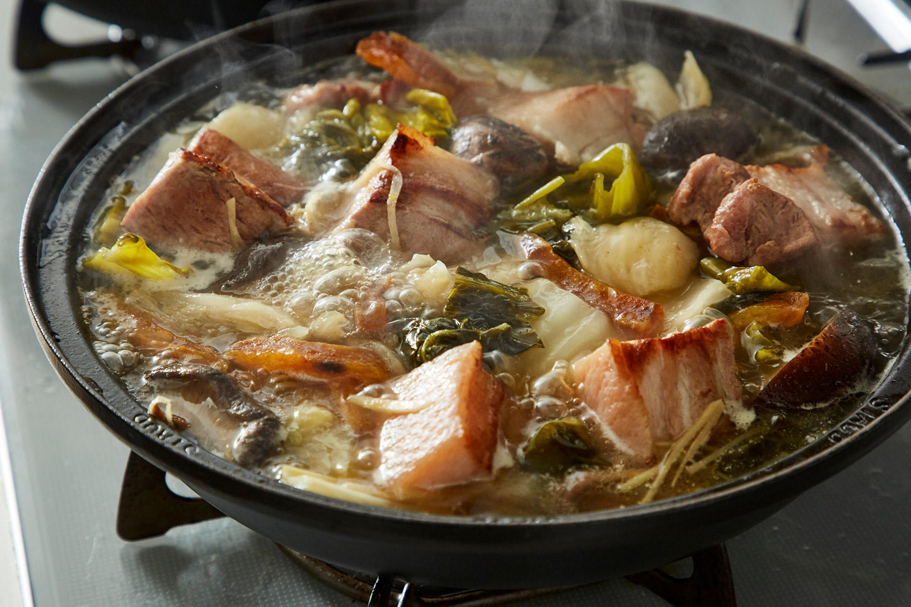 漬物を入れて煮込む