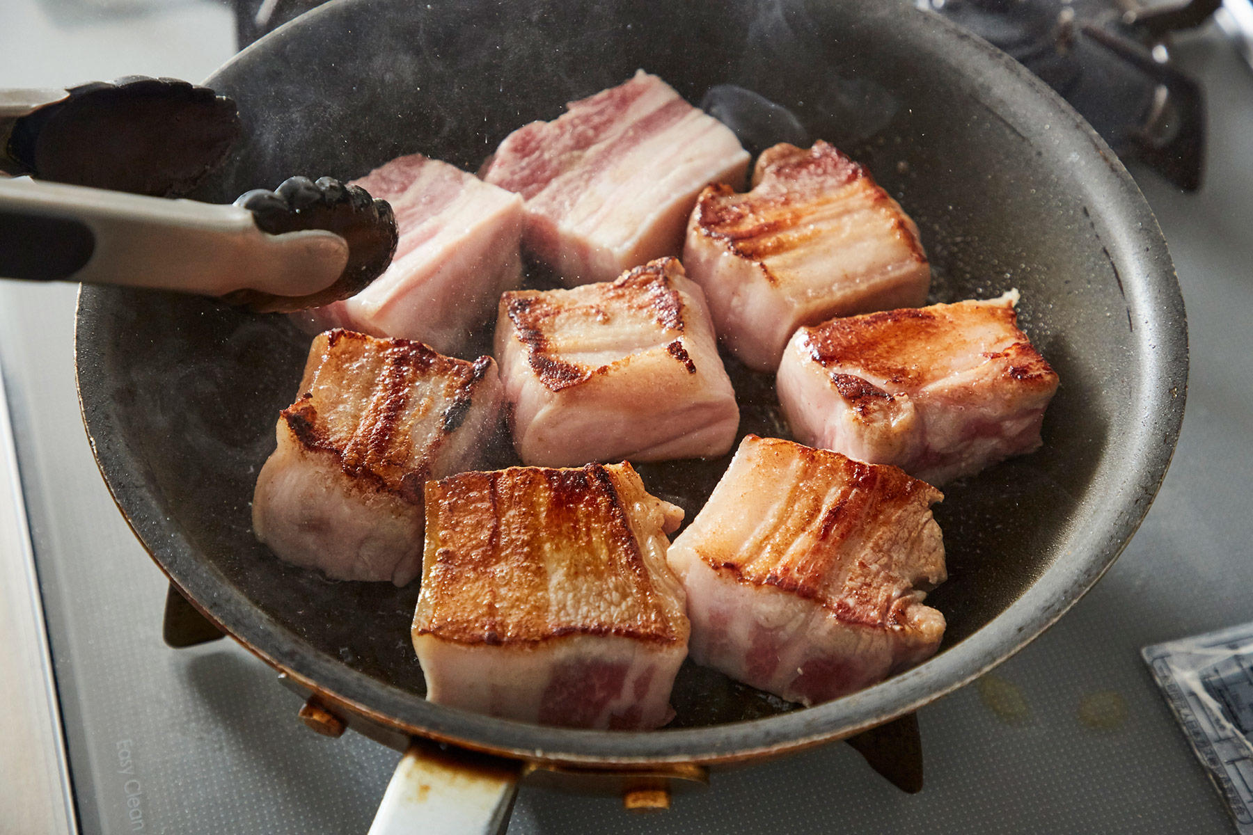 豚肉に焼き色をつける