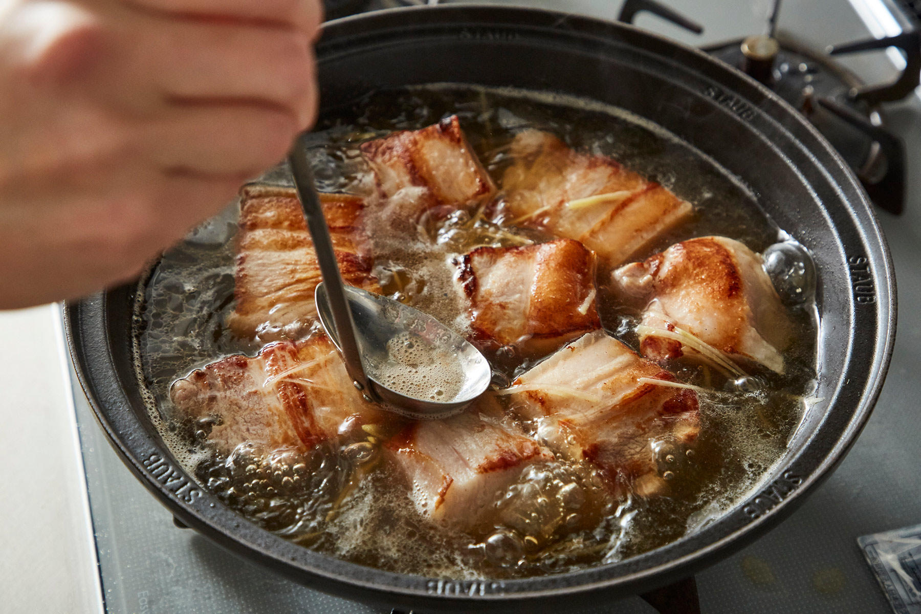 豚肉を煮る