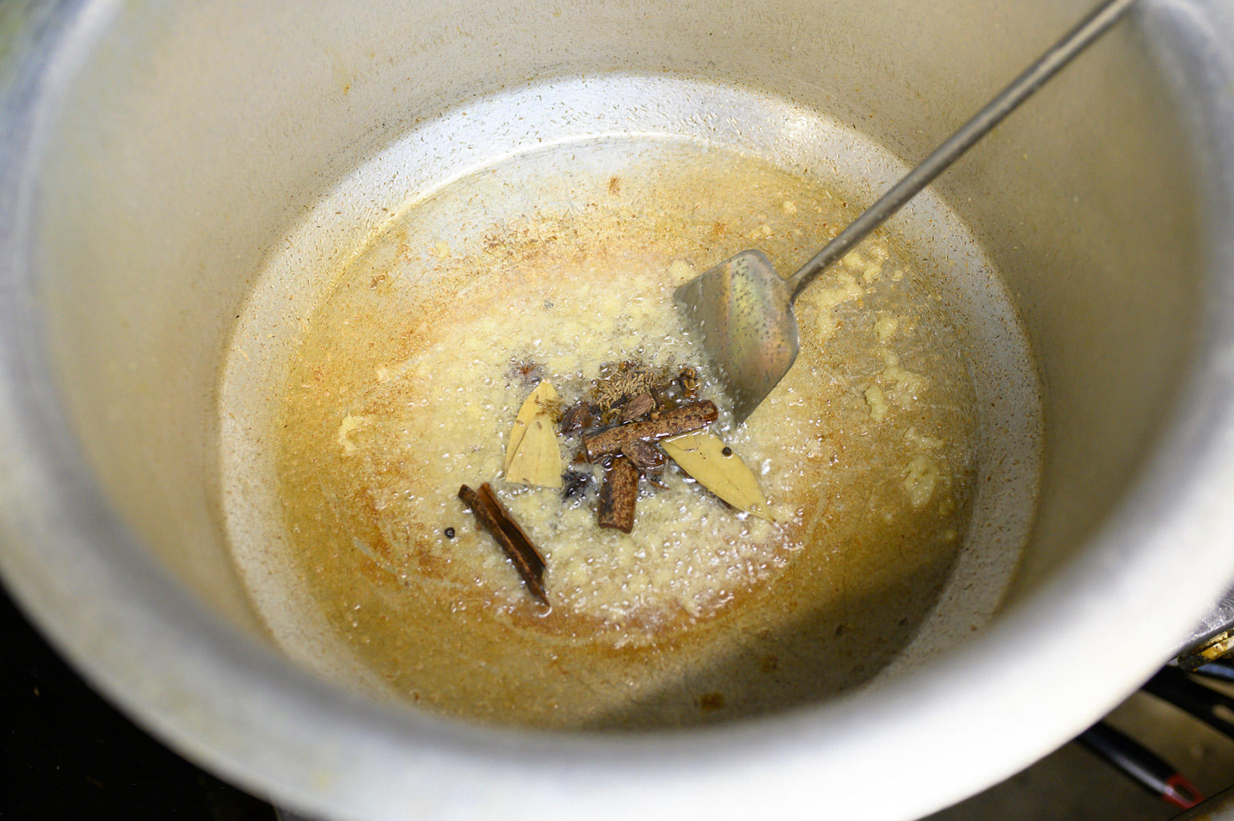 スパイスを炒める