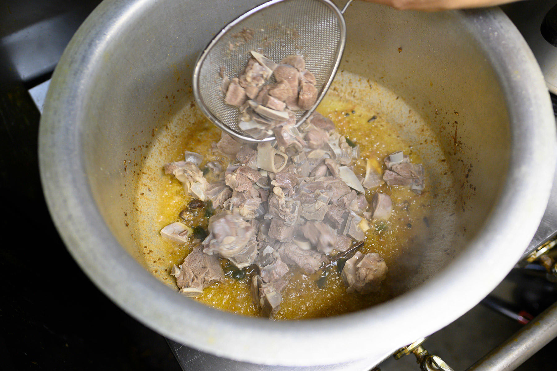 マトンを炒める