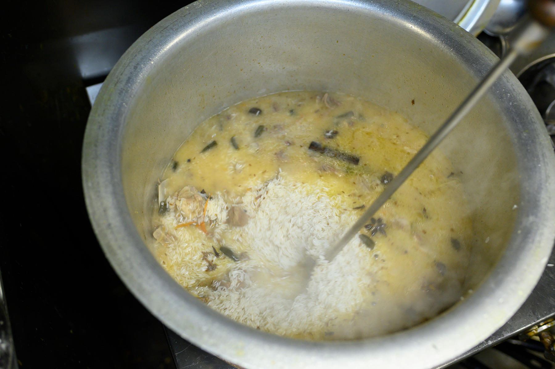 米を加えて煮る