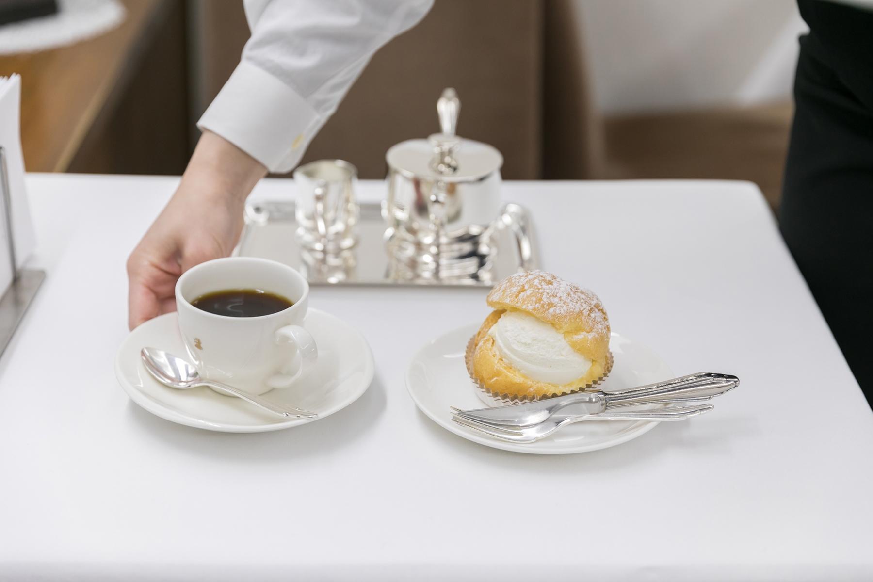 シュークリームとコーヒー