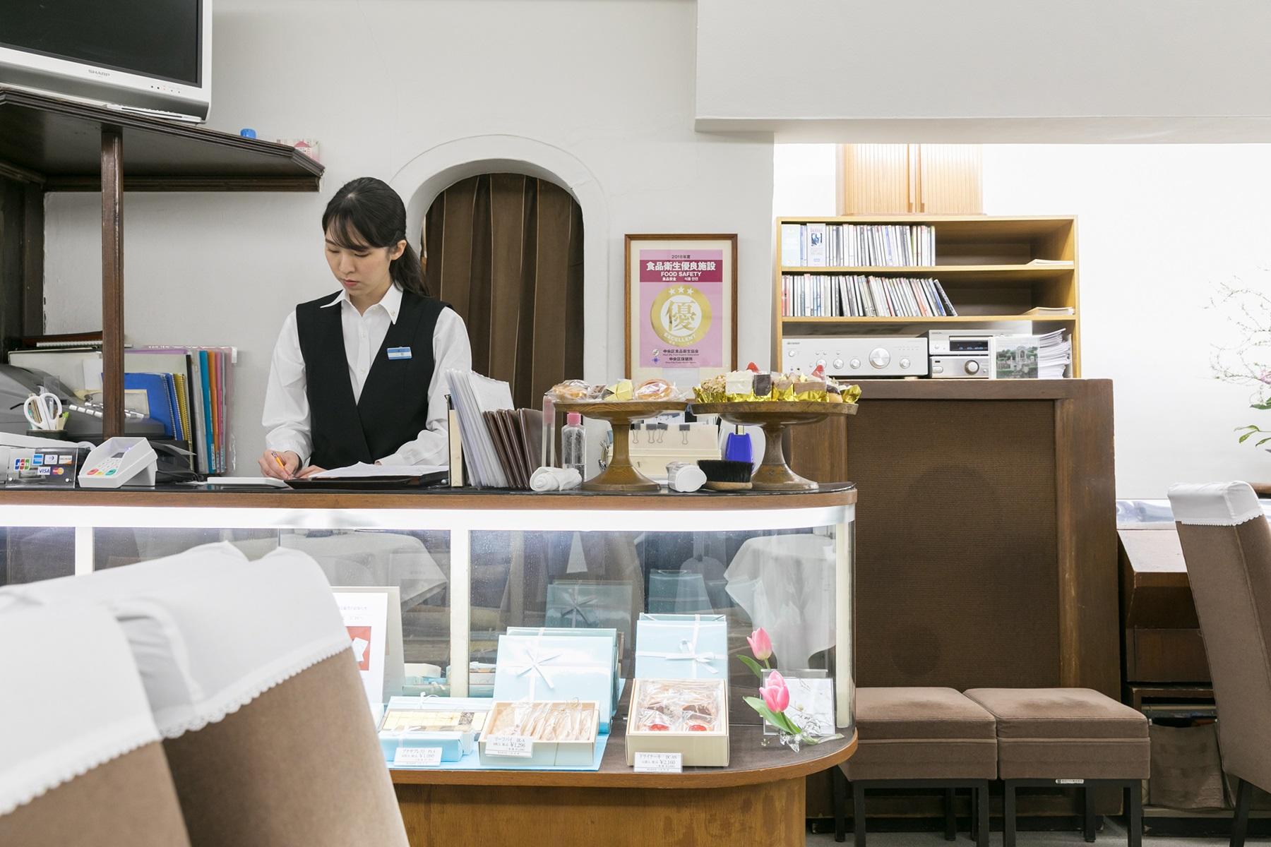 レジ係のウエイトレス