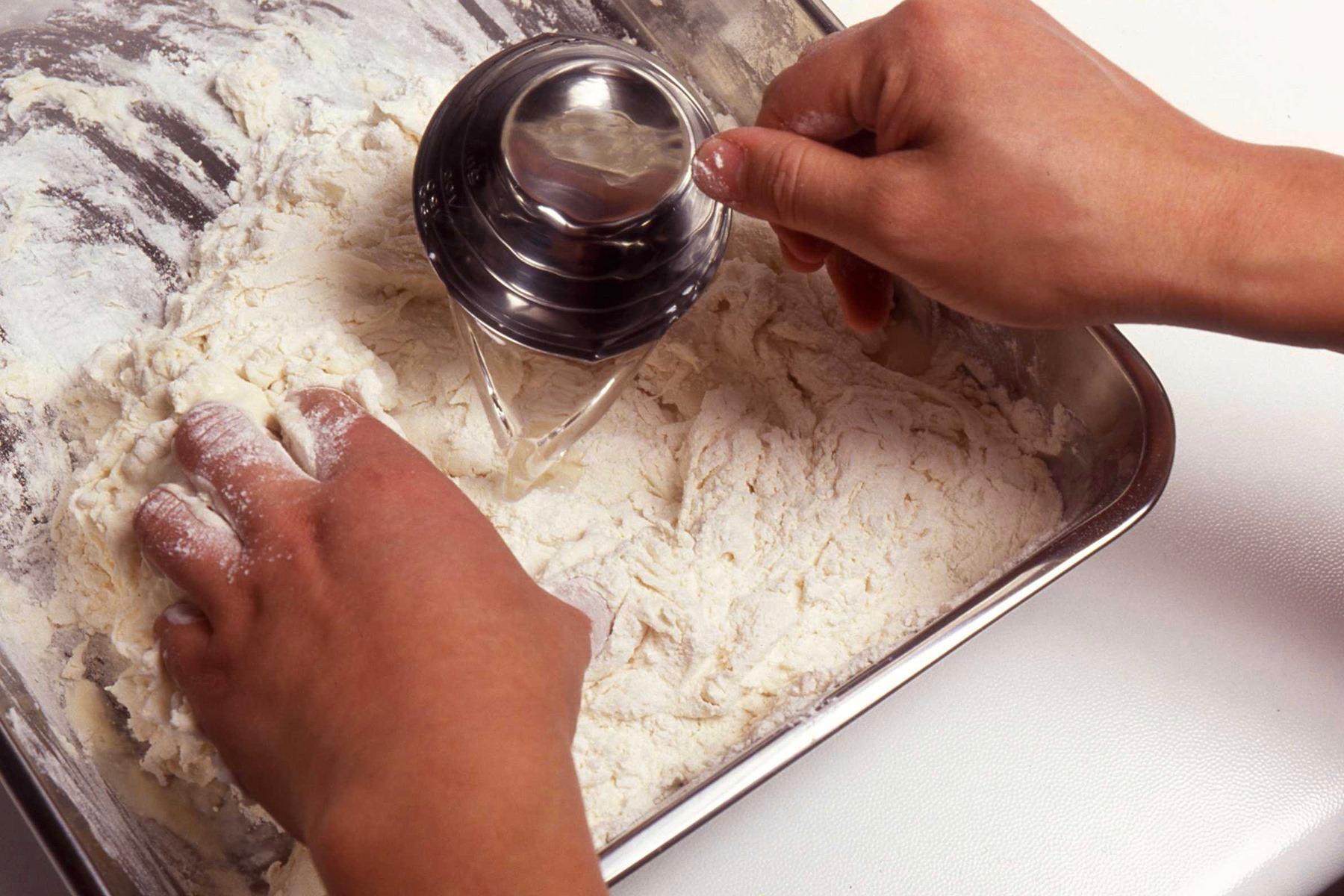 粉を練り合わせる