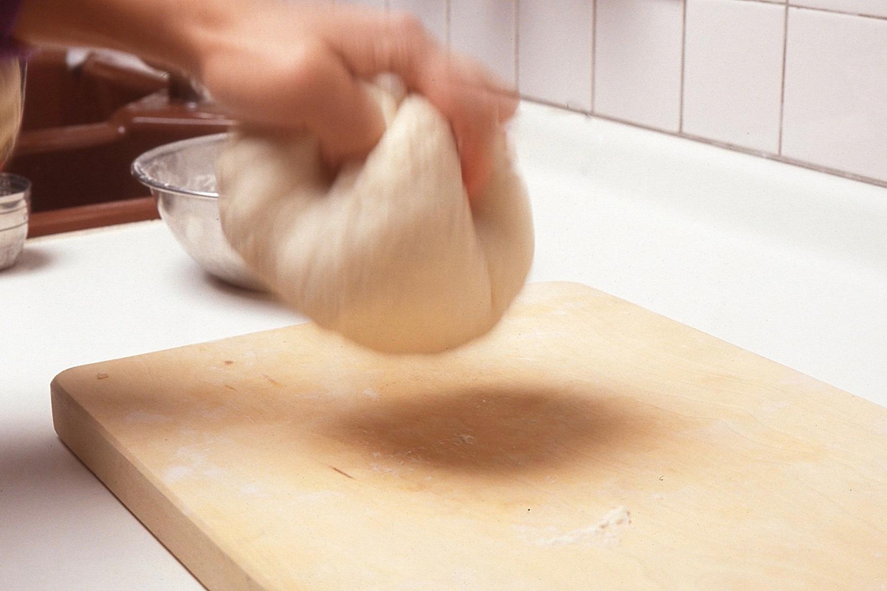 生地をまな板に打ち付ける