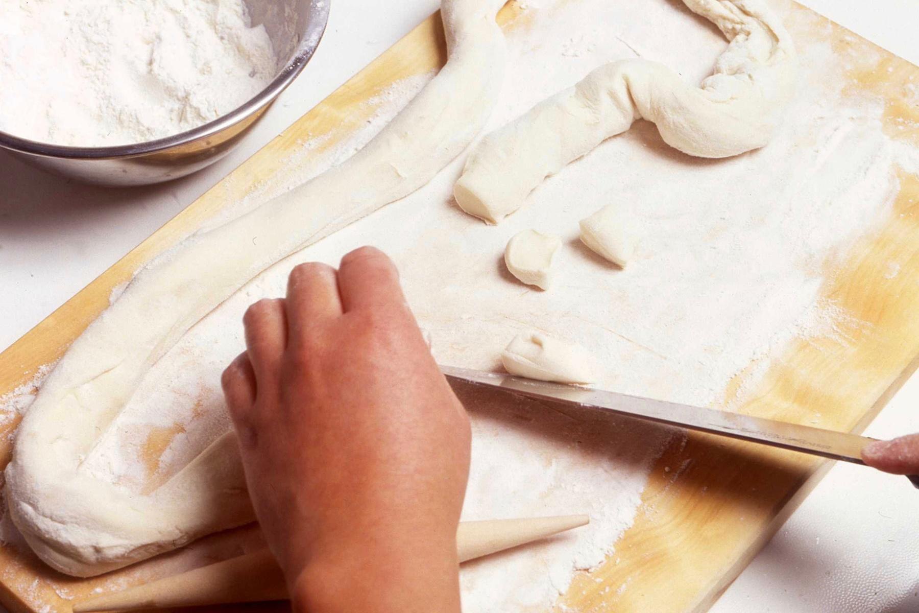 生地を切り分ける