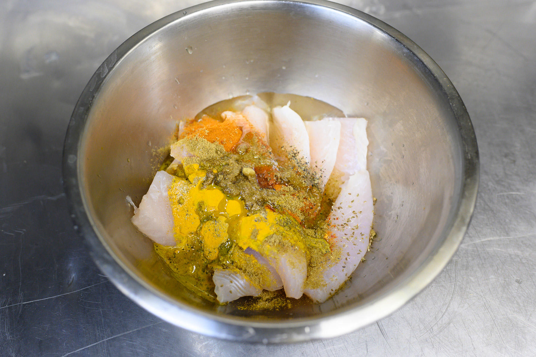 スパイスをもみ込む