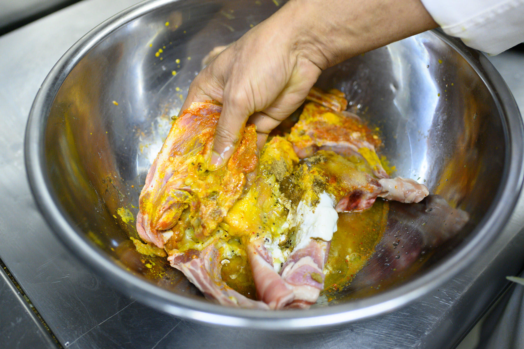 スパイスをもみ込む