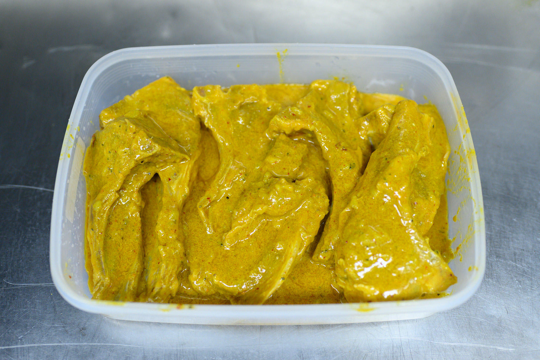 スパイスをもみ込む