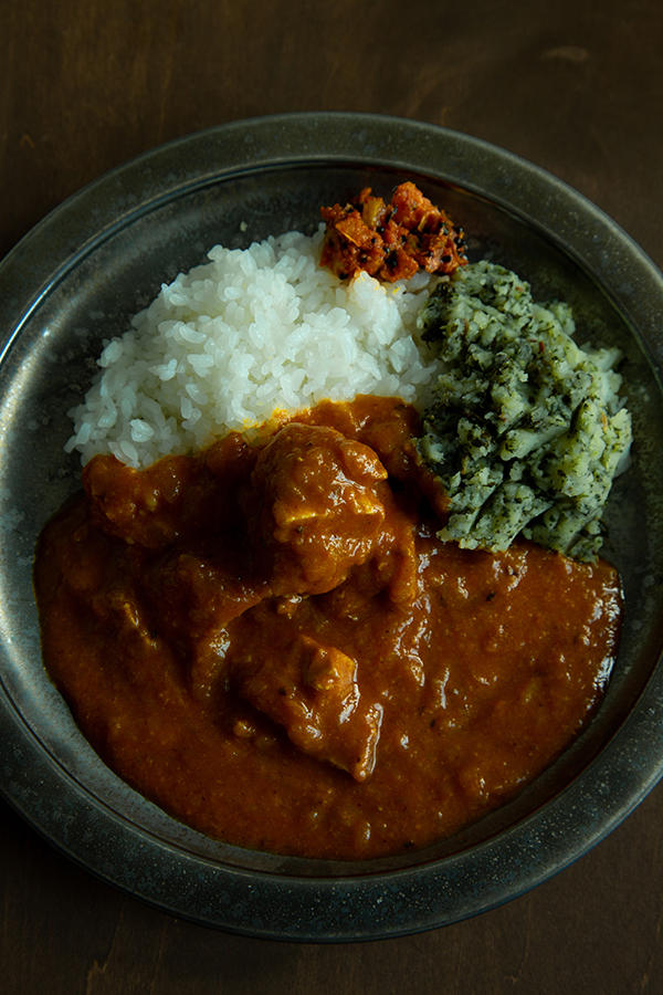 27日（土）はオレンジ＆フェンネルのチキンカレー500円を販売。インドのおかず付きだと600円になり、この日はカスリメティというハーブをマッシュポテトに加えた“メティポテト”。