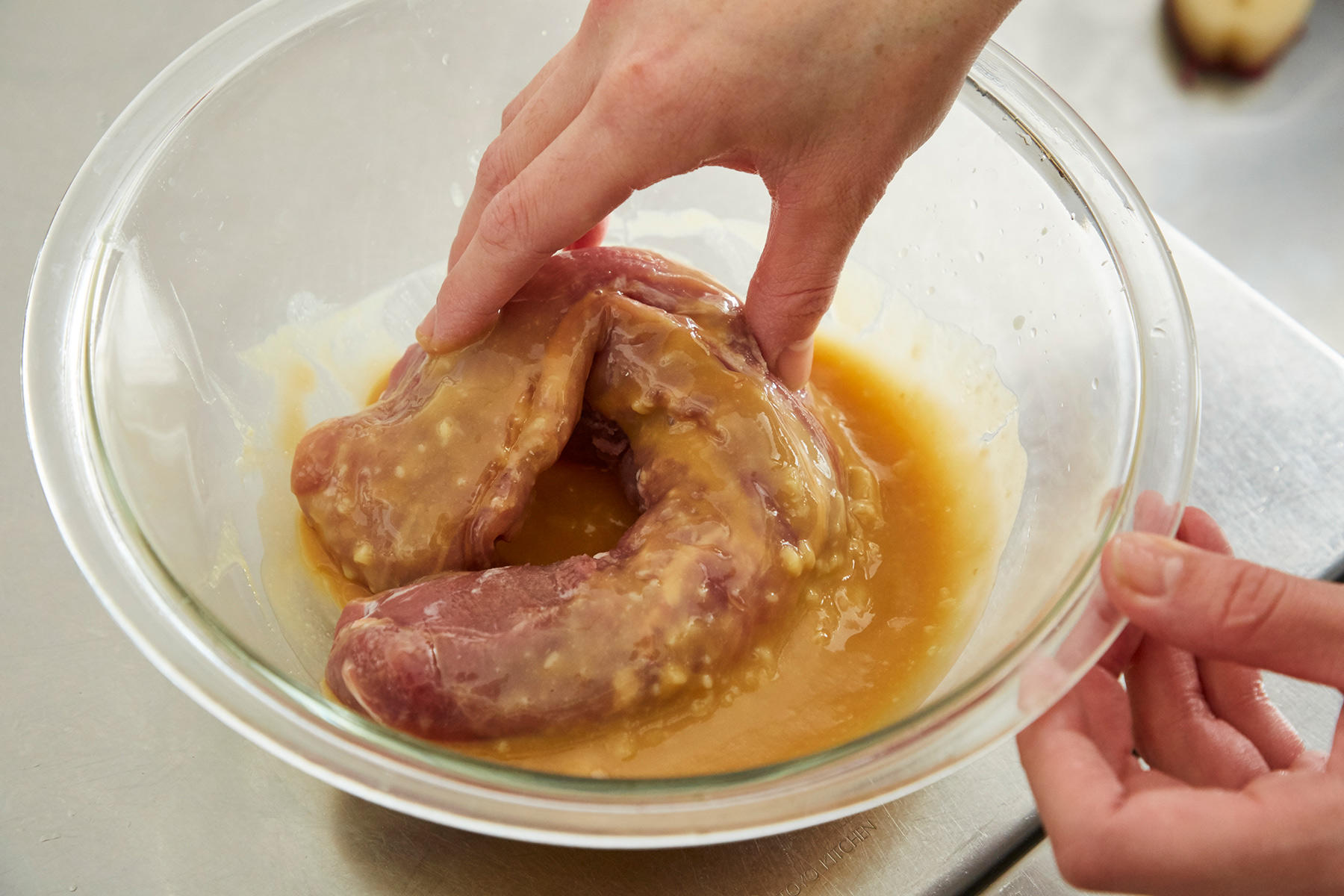 味噌だれを肉に吸わせるようにもみ込む。