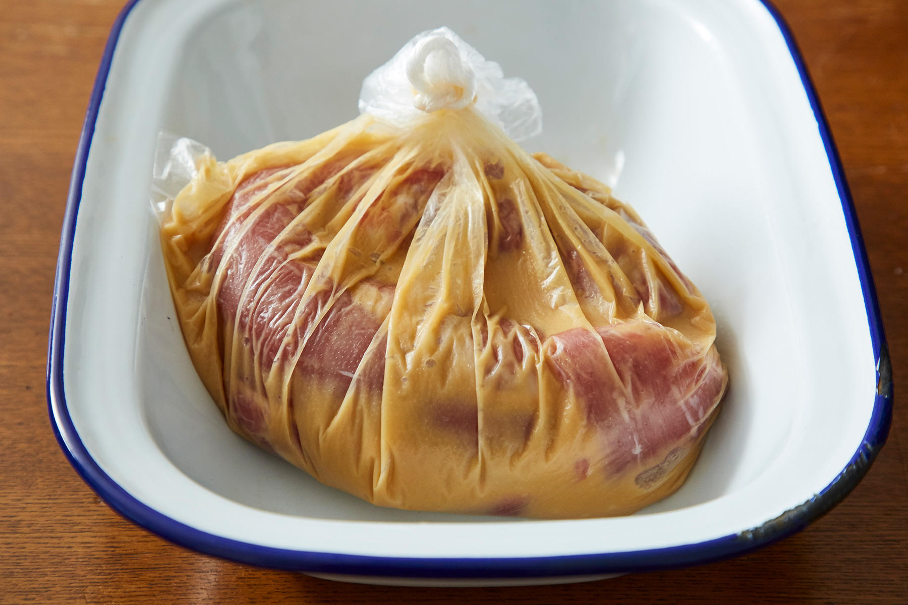 空気が入らないように袋の口を閉じて、しっかり漬け込む。