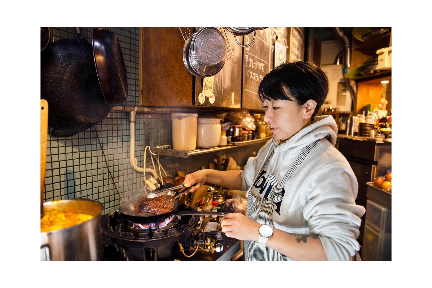 鹿のローストの仕上げをする竹林さん