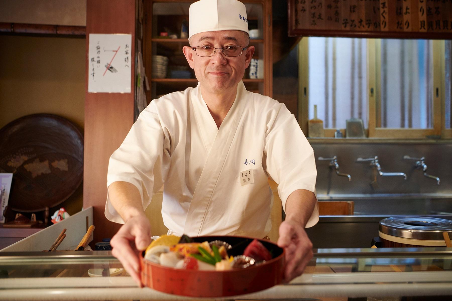 ちらしを差し出す一浩さん