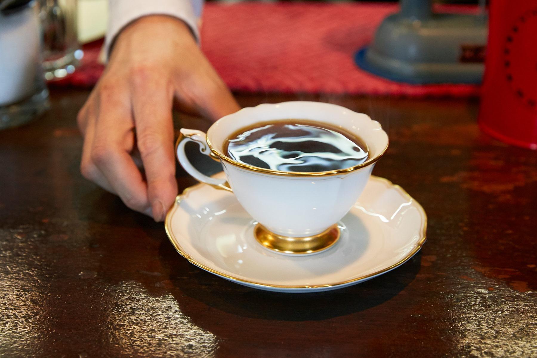 「大倉陶園」の白のカップ