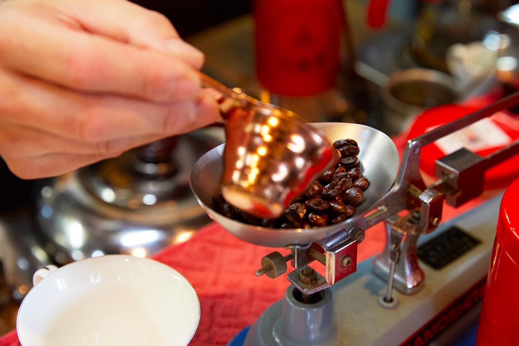 豆を計量する分銅秤