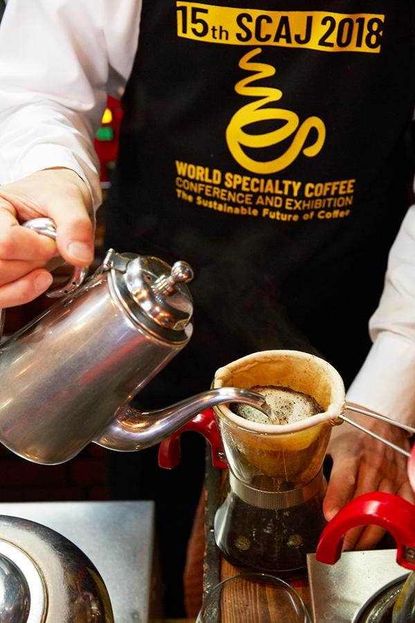 コーヒーを入れる様子