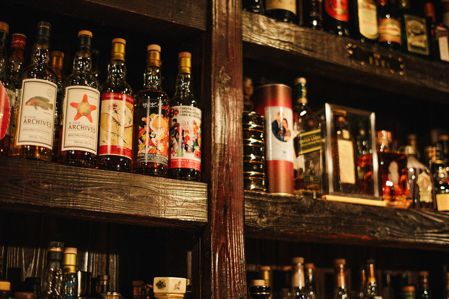 「バーのボトルは輝いていなければならない」というマスターの考えを表すように、ボトルは煌びやかに輝いている。毎日、開店前に念入りに磨かれる。