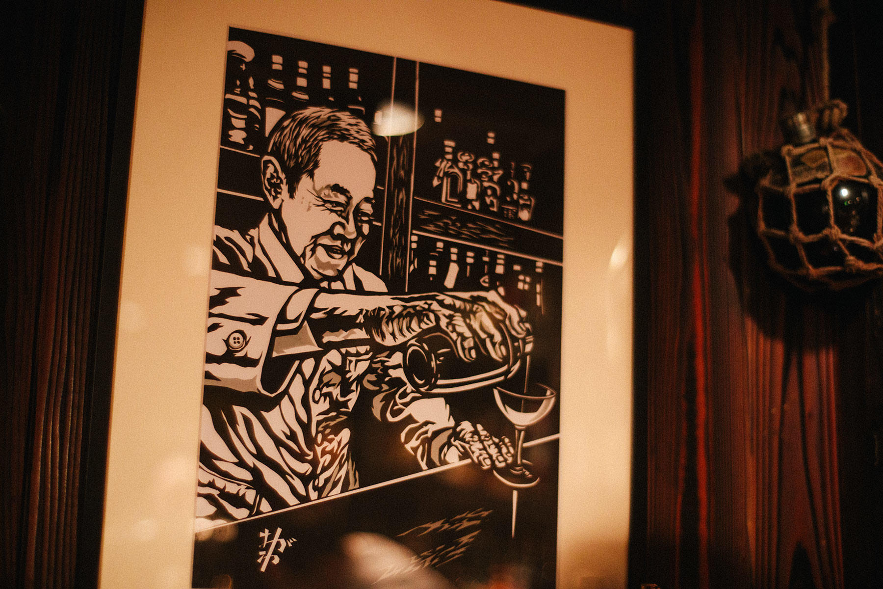 壁には、渡辺マスターをモデルにした切り絵が飾られる。宇都宮のバー「夢酒OGAWA パイプのけむり」マスターの小川信行さんから贈られたものだ。