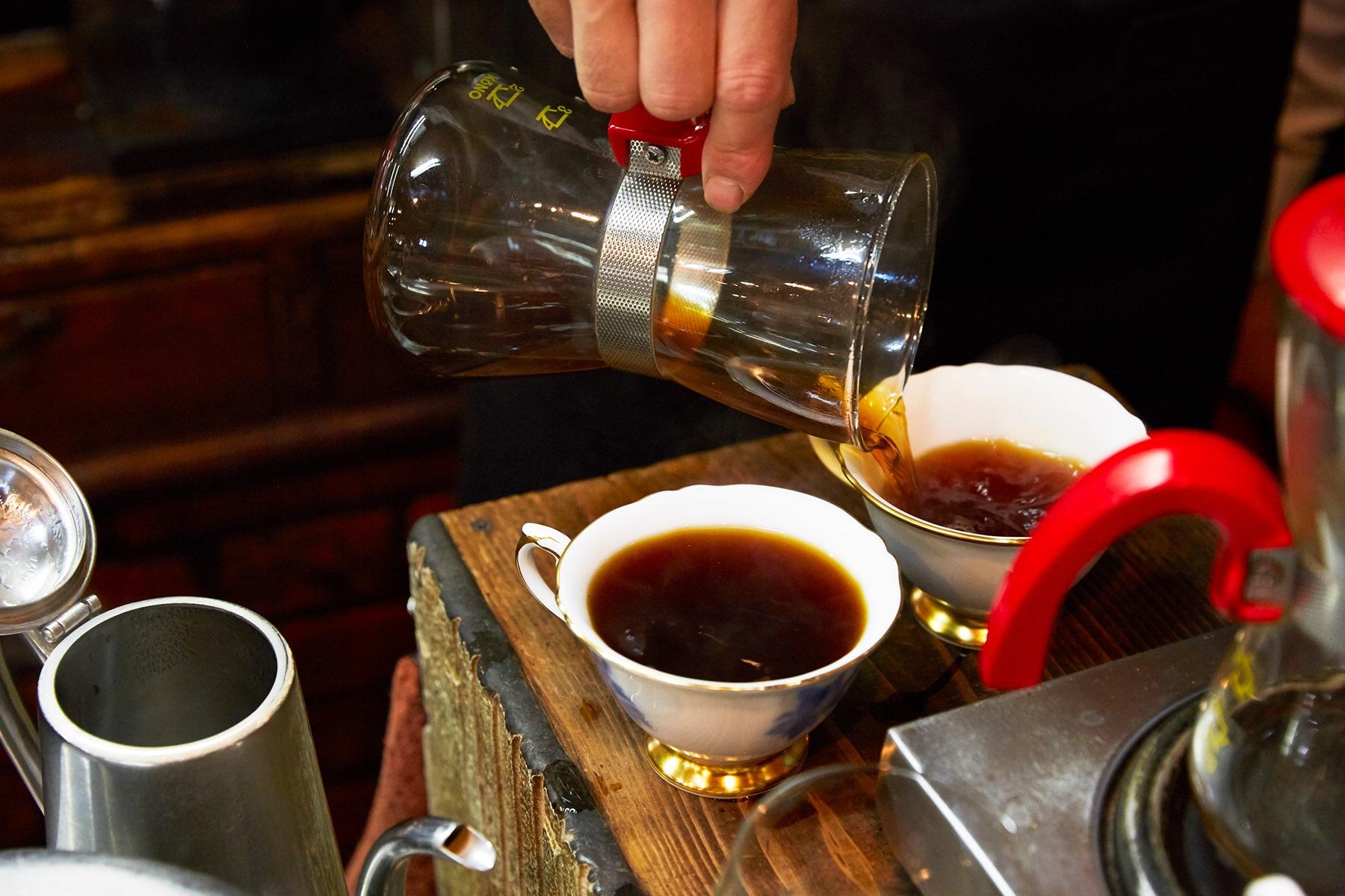 できたての珈琲が注がれる瞬間