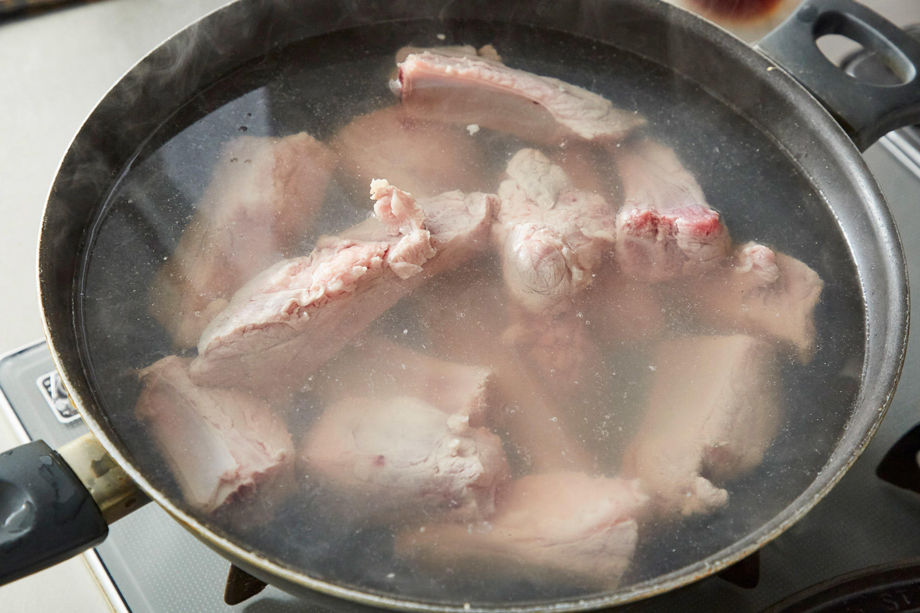 スペアリブをゆでる