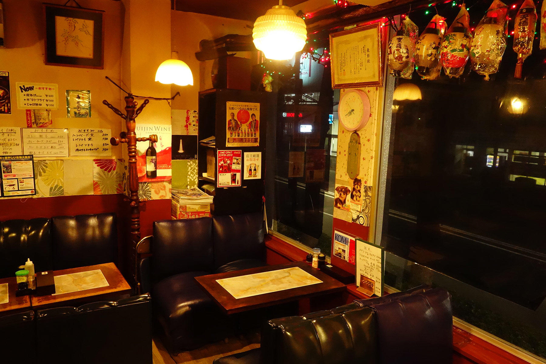 電飾、ソファ、提灯……昭和レトロを模倣した店では真似のできない空間演出。