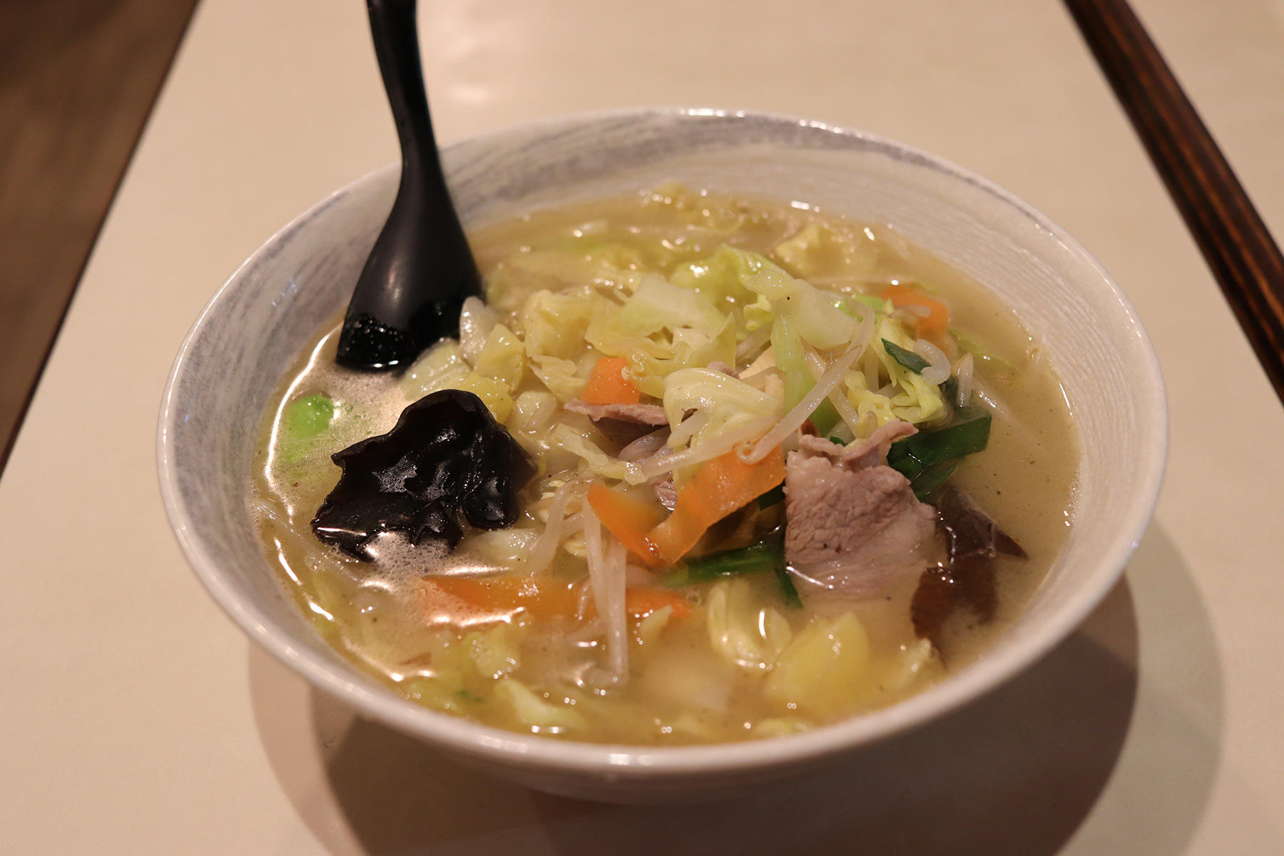 タンメン700円。キクラゲとツルシコ麺のハーモニーが絶妙。