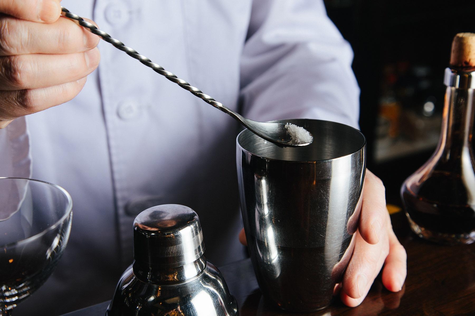 “ゴードン ドライジン”70ml、ライム果汁20ml、上白糖耳かき2匙ほどをシェイカーへ入れる。