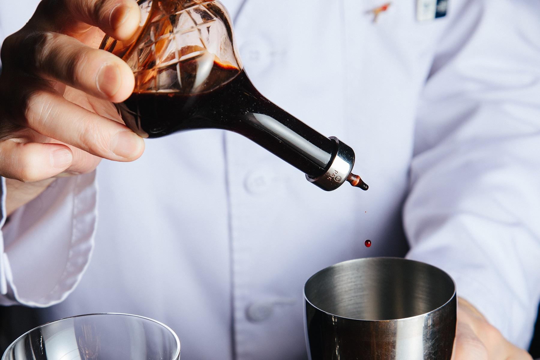 薬草酒“アンゴスチュラビターズ”を3ダッシュ入れ、氷とともにシェイクする。