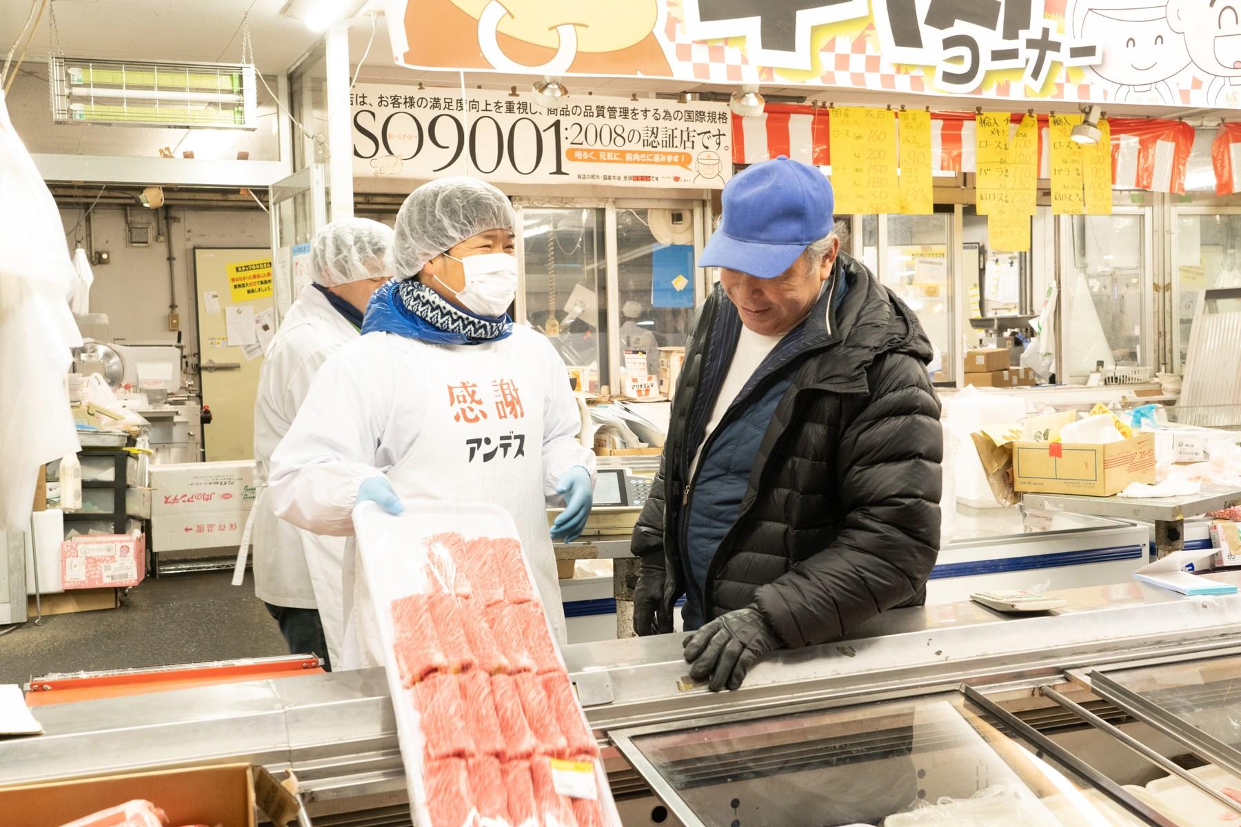 肉を買い付ける井島さん