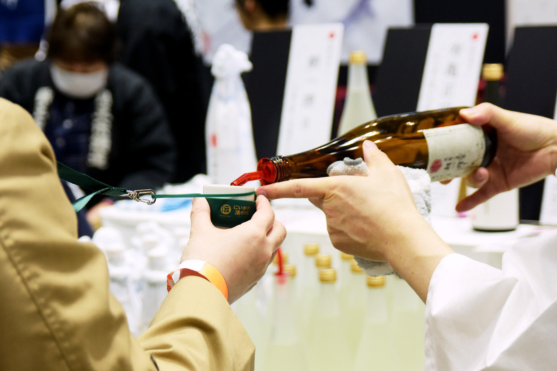 15万人に迫ろうかという並み居る呑ん兵衛たちと渡り合うための武器は、己の肉体とひとつのお猪口。楽しんだ者が勝ちなのかな。